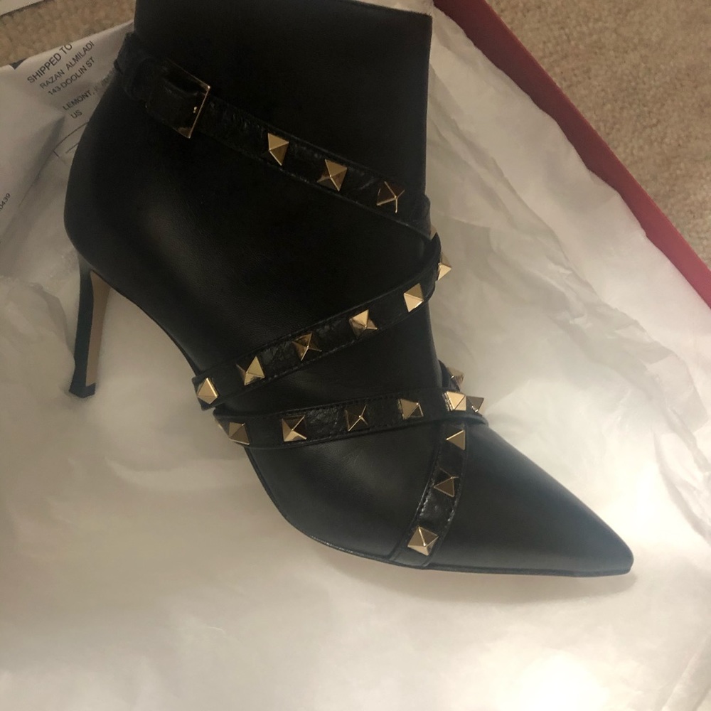 IN SEARCH OF THESE BOOTS!  Size 6.5 or 7!!